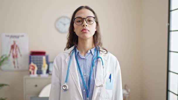 Νεαρή Όμορφη Ισπανίδα Γιατρός Δίνει Όρκο Χέρι Στο Στήθος Στην — Αρχείο Βίντεο