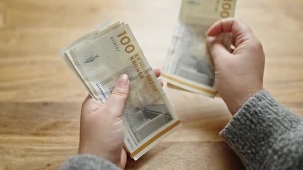 Kadının Elleri Odada 100 Danimarka Kronu Sayıyor — Stok video