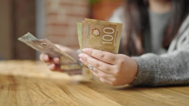 Handen Van Vrouw Die Canadische Dollars Kamer Telt — Stockvideo