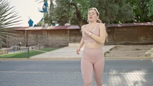Joven Mujer Rubia Corriendo Mirando Parque — Vídeos de Stock