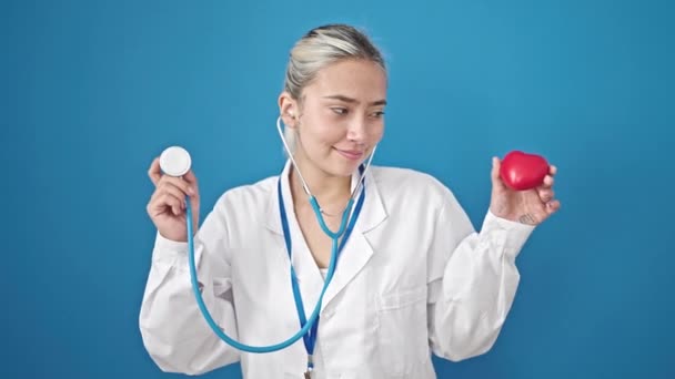 Genç Güzel Spanyol Doktor Gülümsüyor Steteskop Kalbi Izole Edilmiş Mavi — Stok video