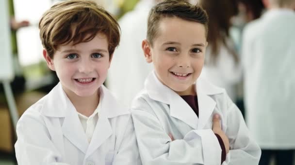 一组男生科学家微笑着自信地站在实验室教室里 交叉着双臂 — 图库视频影像