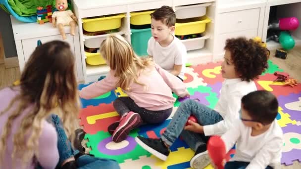 Kobieta Grupa Dzieci Bawiących Się Narzędziami Zabawka Siedzi Podłodze Przedszkolu — Wideo stockowe