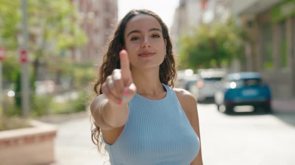 Νεαρή Όμορφη Ισπανόφωνη Γυναίκα Χαμογελά Σίγουρος Κάνει Έρχονται Χειρονομία Δάχτυλο — Αρχείο Βίντεο