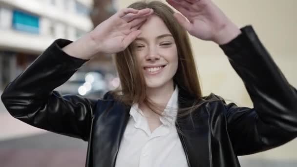 Young Blonde Woman Smiling Confident Combing Hair Hands Street — Vídeo de stock