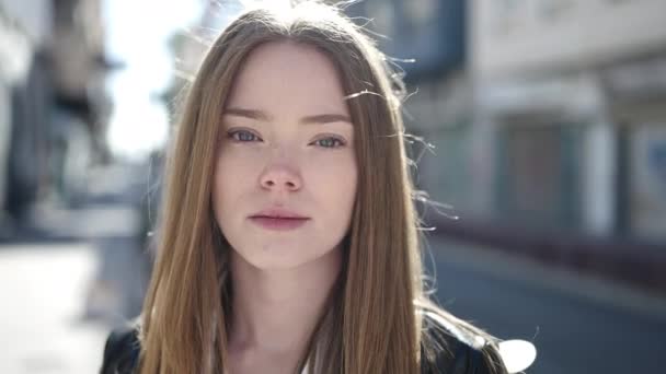 Jonge Blonde Vrouw Glimlachen Zelfverzekerd Staan Straat — Stockvideo