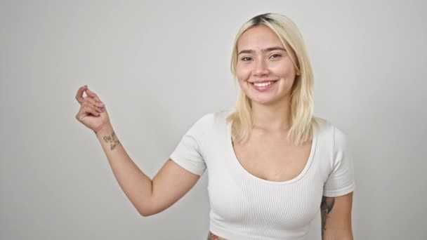 Mladá Krásná Hispánská Žena Usmívá Sebevědomě Ukazuje Stranu Prstem Přes — Stock video