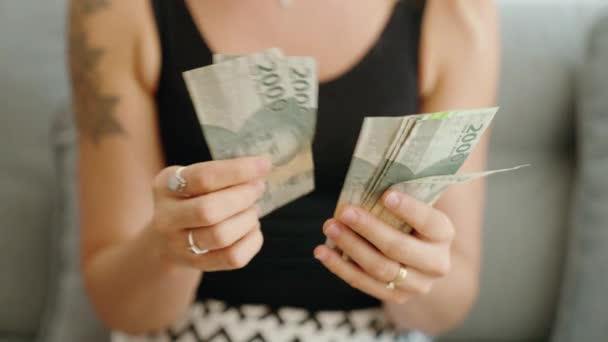 Endonezya Genç Bir Kadın 2000 Rupiah Banknotları Sayıyor — Stok video