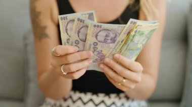 Romanya 'da paraları sayan genç bir kadın.