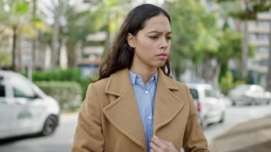 Genç, güzel, İspanyol bir kadın parkta kayıp cüzdanı arıyor.