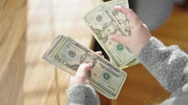 Odada dolar sayan kadının elleri.