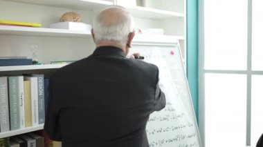 Üniversite sınıfında manyetik tahtada son sınıf matematik dersi.