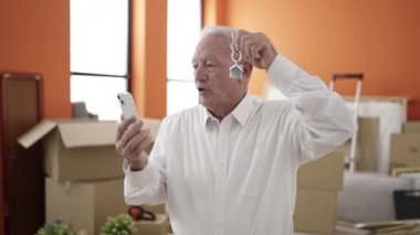 Sunbae, yeni evin anahtarlarını elinde tutuyor.