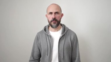 Genç kel adam izole edilmiş beyaz arka planda durduğunu vurguladı