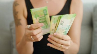 Genç bayan Rusya 'da 200 ruble banknot sayıyor.