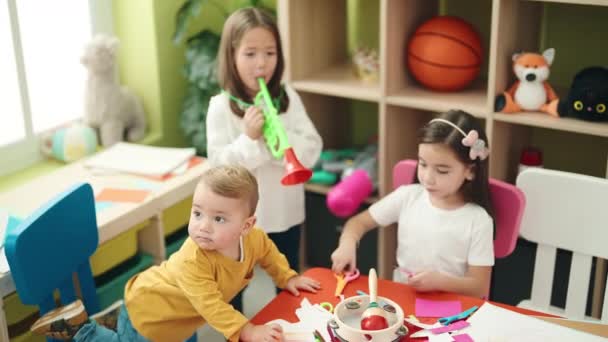Vorschulgruppe Sitzt Tisch Und Spielt Trompete Und Bastelt Kindergarten — Stockvideo