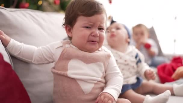 Sevimli Bebek Kanepede Oturup Ağlıyorlar — Stok video