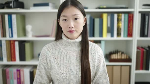 Jonge Chinese Vrouw Student Staan Met Weet Niet Expressie Bibliotheek — Stockvideo