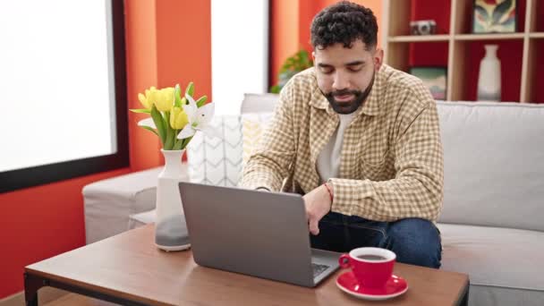 Jonge Spaanse Man Met Laptop Die Koffie Drinkt Bij — Stockvideo