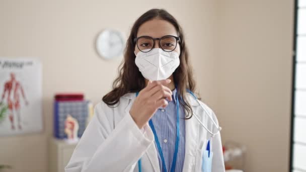 年轻美丽的惊慌失措的女医生戴着医疗面具来到诊所 — 图库视频影像