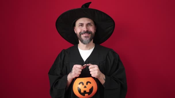 Mladý Plešatý Muž Nosí Kouzelnický Kostým Drží Dýně Halloween Koš — Stock video