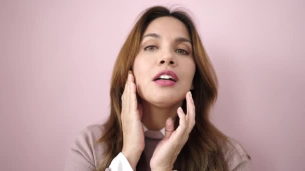 Jong Mooi Latino Vrouw Glimlachen Zelfverzekerd Aanraken Gezicht Met Handen — Stockvideo