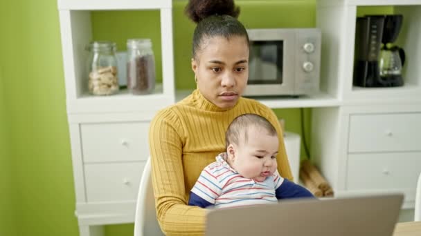 Madre Hijo Sentados Mesa Trabajando Línea Mientras Cuidan Bebé Comedor — Vídeo de stock