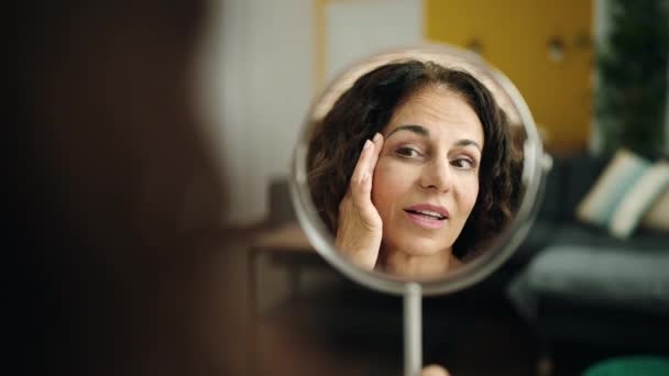 Mujer Hispana Mediana Edad Sentada Sofá Mirando Cara Espejo Casa — Vídeos de Stock