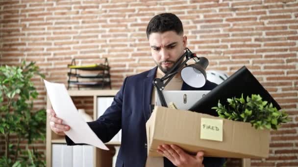 若いアラブ人男性ビジネスワーカー失業者オフィスで文書を読む — ストック動画