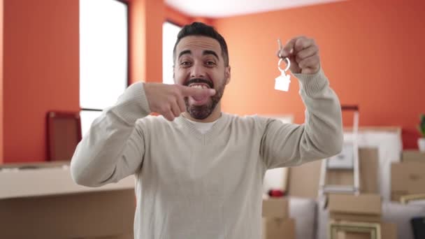 Young Hispanic Man Smiling Confident Pointing Finger Key New Home — ストック動画