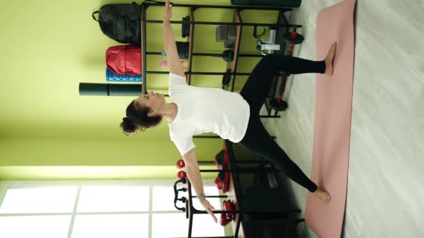 Middelbare Leeftijd Spaanse Vrouw Training Yoga Bij Sportcentrum — Stockvideo