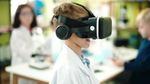 在实验室教室里使用虚拟现实眼镜的一群孩子 — 图库视频影像