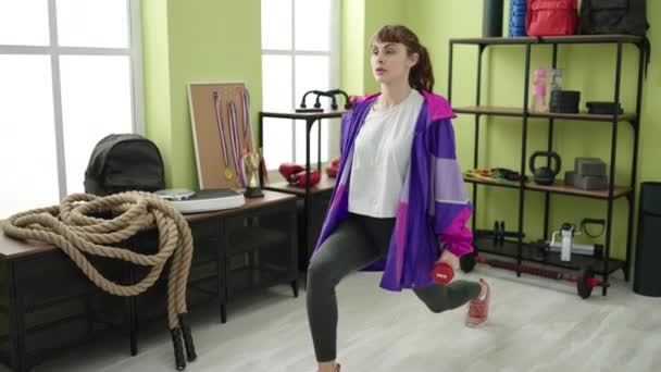 Молодая Белая Женщина Делает Упражнения Ногах Спорткомплексе — стоковое видео