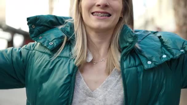 Молодая Блондинка Улыбается Счастливая Распростертыми Объятиями Улице — стоковое видео