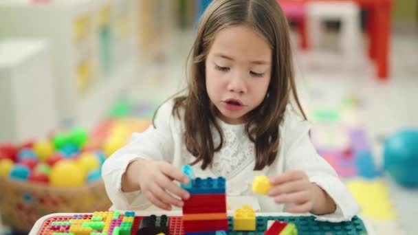 Entzückende Mädchen Spielen Kindergarten Mit Bauklötzen Tisch — Stockvideo