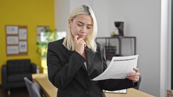 Young Beautiful Hispanic Woman Business Worker Reading Document Office — Video