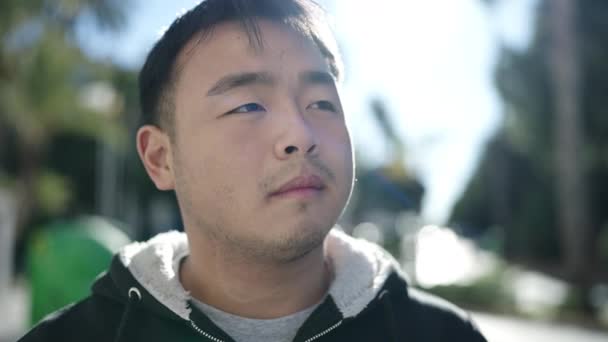 Młody Chińczyk Patrząc Bok Poważnym Wyrazem Twarzy Ulicy — Wideo stockowe