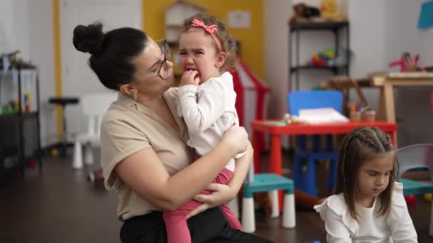 유치원에서 아이를 선생님 — 비디오