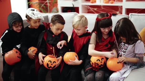 Grupo Niños Con Disfraz Halloween Poniendo Caramelos Cesta Calabaza Casa — Vídeo de stock