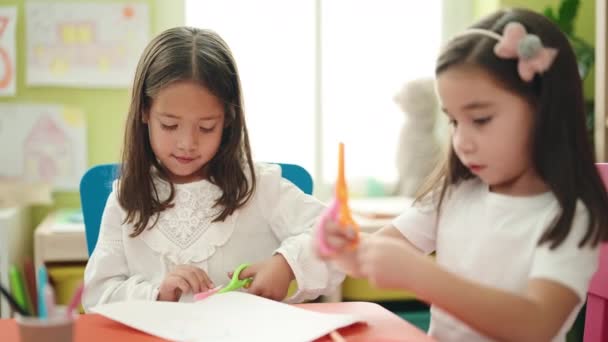Entzückende Mädchen Schneiden Papier Auf Dem Tisch Kindergarten — Stockvideo