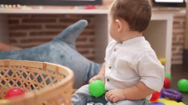 Mor Och Småbarn Leker Med Bollar Sittande Golvet Dagis — Stockvideo