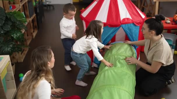 Učitelé Chlapcem Dívkou Hraje Cirkusovém Stanu Sedí Podlaze Školce — Stock video