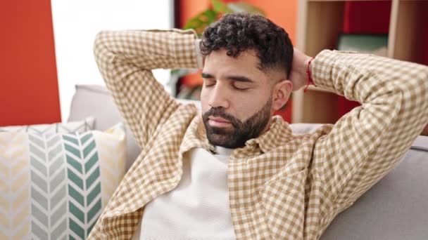 Jovem Hispânico Homem Relaxado Com Mãos Cabeça Sentado Sofá — Vídeo de Stock