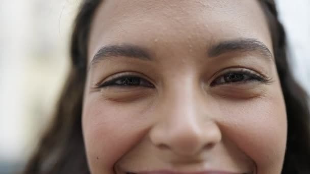 Молодая Красивая Латиноамериканка Закрыла Глаза Улице — стоковое видео
