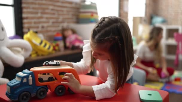 Professores Criança Brincando Com Carros Brinquedo Sentado Mesa Jardim Infância — Vídeo de Stock