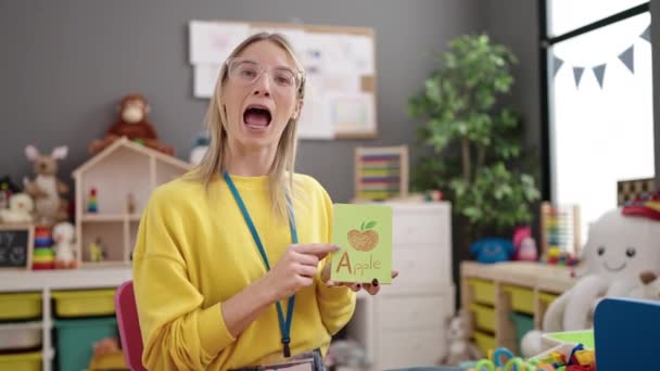 Young Blonde Woman Preschool Teacher Teaching Vocabulary Lesson Kindergarten — Stok video