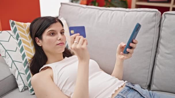 Młoda Piękna Latynoska Kobieta Robi Zakupy Smartfonem Kartą Kredytową Leżącą — Wideo stockowe
