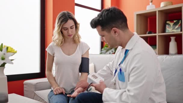 Man Och Kvinna Läkare Och Patient Mäter Pulsen Med Tensiometer — Stockvideo