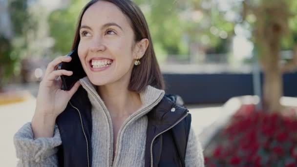 Молодая Красивая Латиноамериканка Уверенно Улыбающаяся Разговаривая Смартфоне Парке — стоковое видео