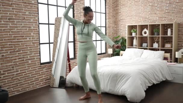 アフリカ系アメリカ人女性笑顔自信に満ちたダンスでベッドルーム — ストック動画